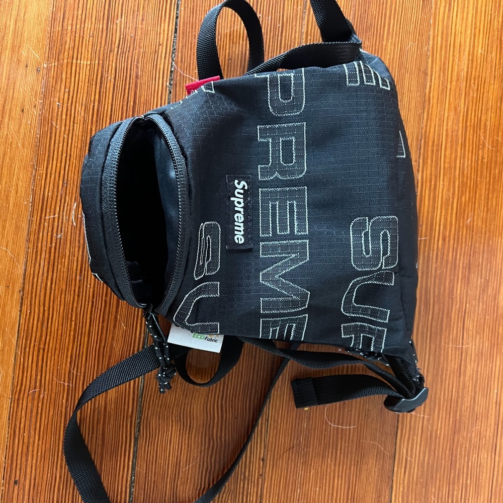 NWOT - ‘21 Supreme Black Neck Pouch - Picture 4 of 4
